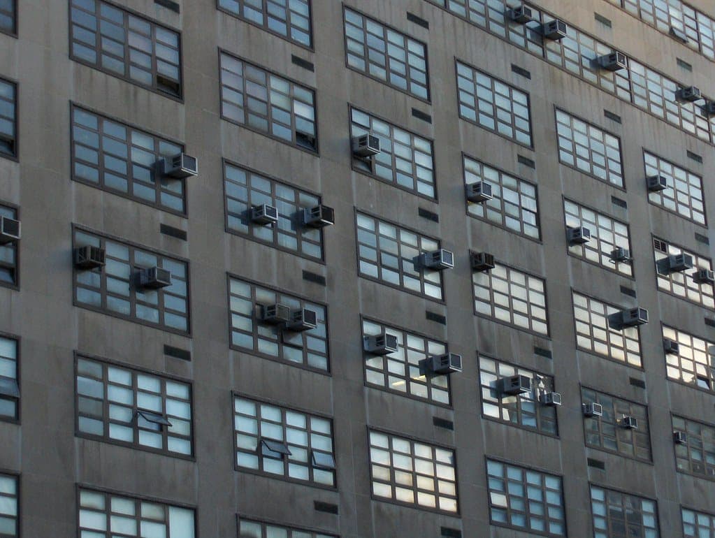 Scopri di più sull'articolo Installare, usare e montare l’aria condizionata, cosa comporta il condizionatore in condominio?