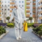 addetto pratica la disinfezione condominio nelle aree esterne