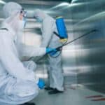 due addetti affettuano sanificazione dell'ascensore