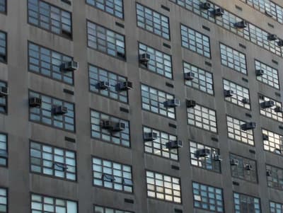 Scopri di più sull'articolo Installare, usare e montare l’aria condizionata, cosa comporta il condizionatore in condominio?